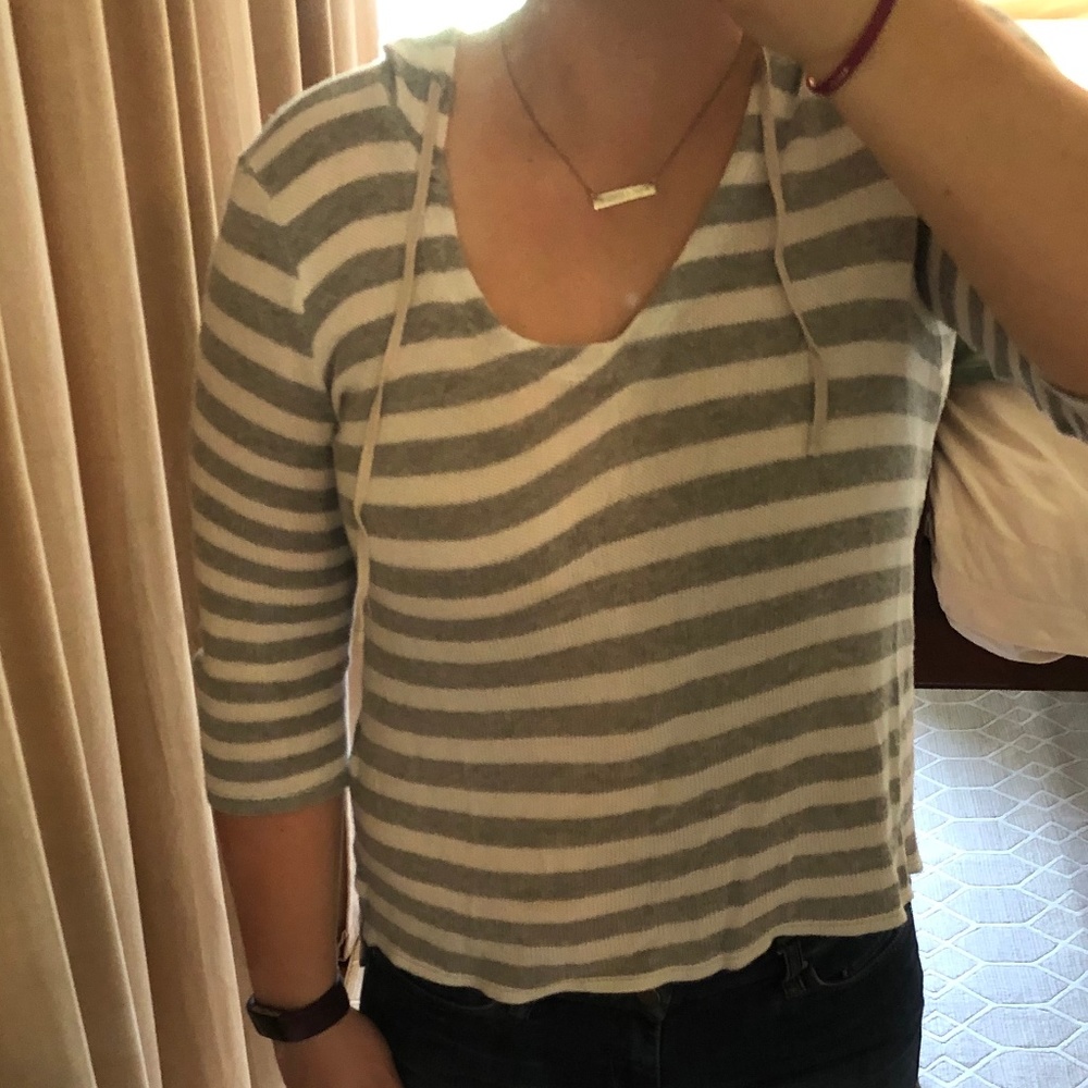 Thin, knitted 3/4 sleeve hoodie